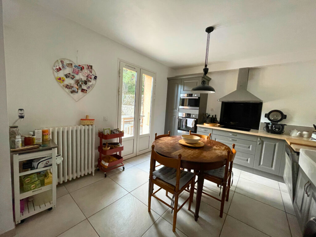 Cuisine décorée avec carreaux de ciment bleu et espace optimisé charme authentique