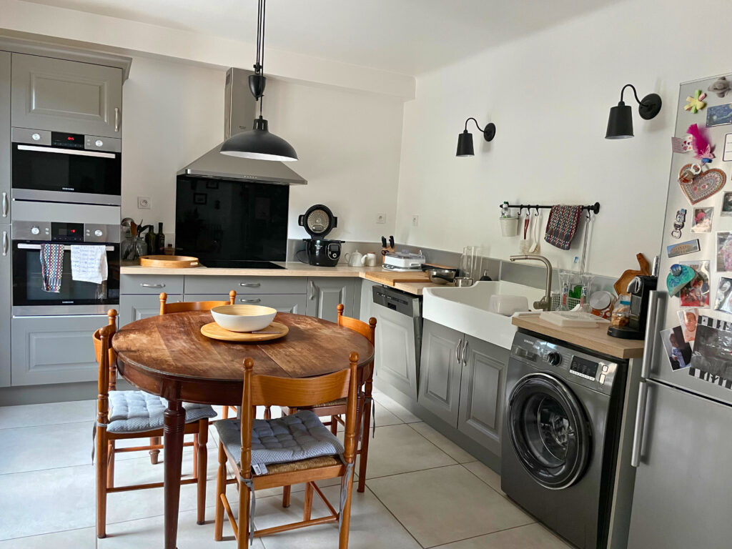 Cuisine décorée avec carreaux de ciment bleu et espace optimisé charme authentique