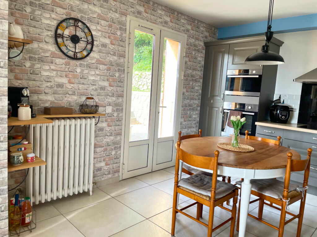 Cuisine décorée avec carreaux de ciment bleu et espace optimisé charme authentique