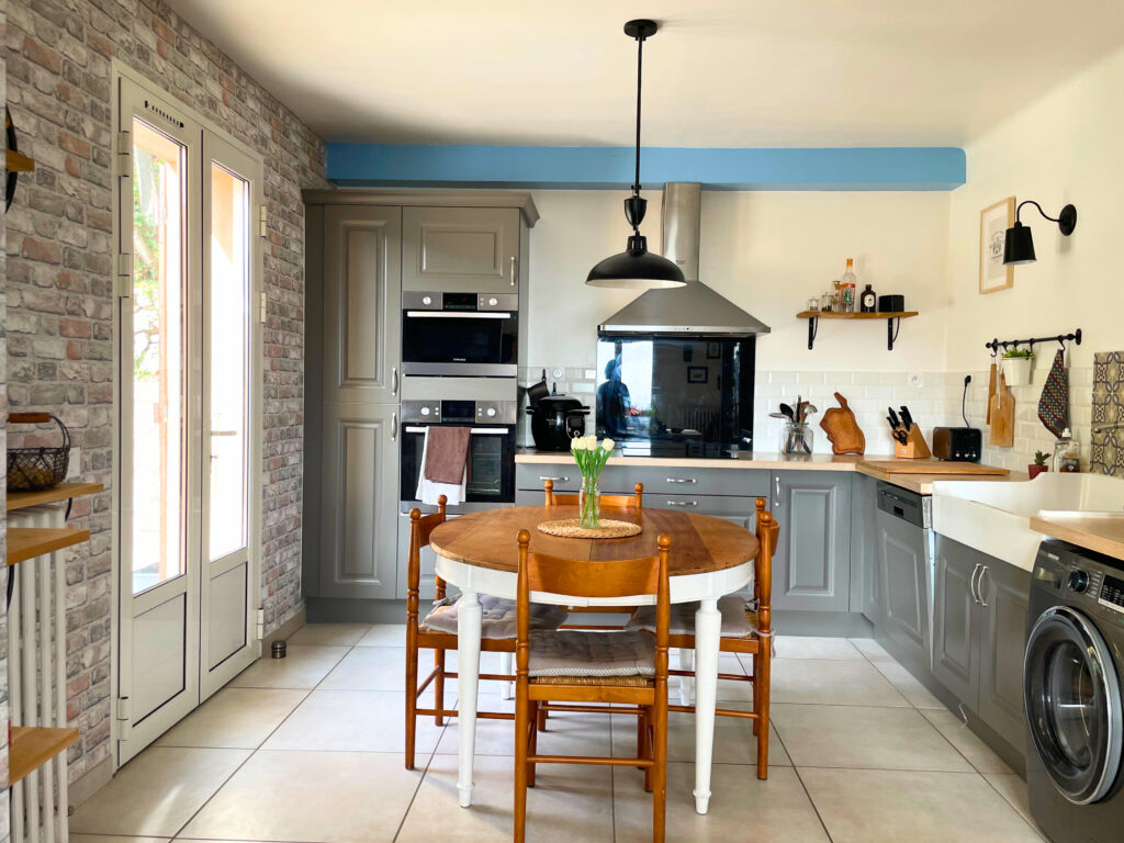 Cuisine décorée avec carreaux de ciment bleu et espace optimisé charme authentique