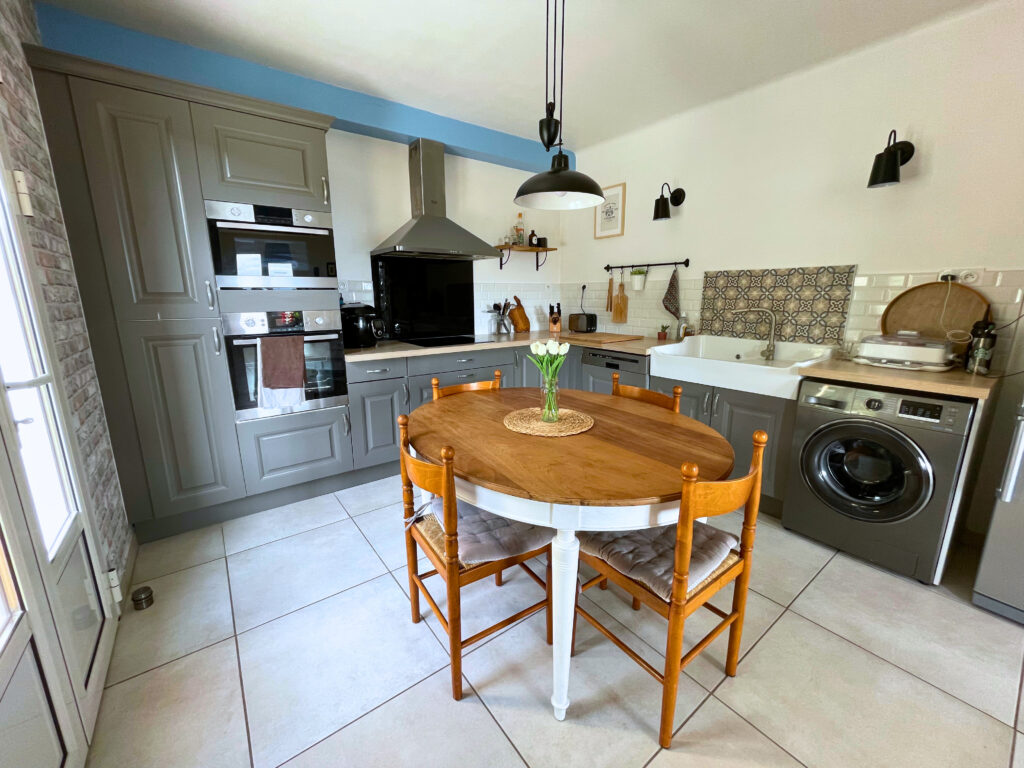 Cuisine décorée avec carreaux de ciment bleu et espace optimisé charme authentique