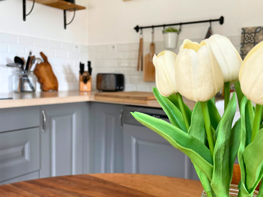 Cuisine décorée avec carreaux de ciment bleu et espace optimisé charme authentique