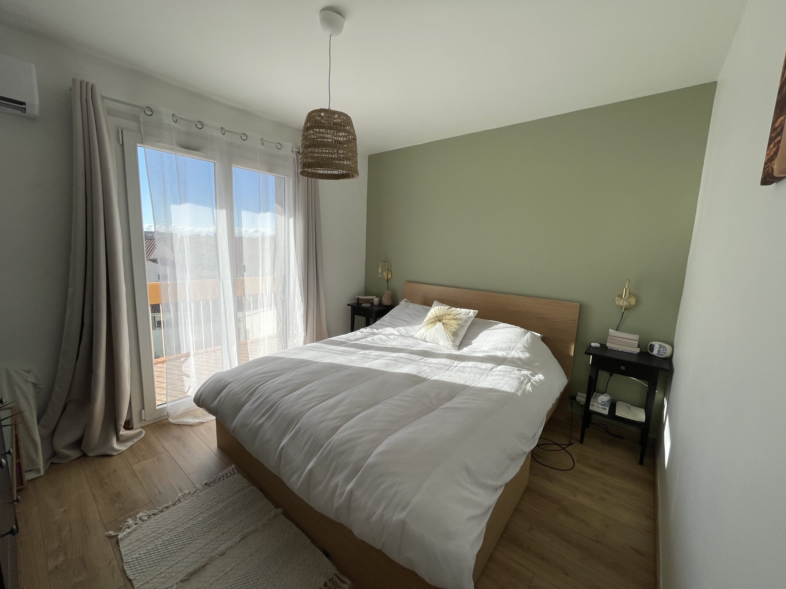 Décoration chambre parentale style bohème chic matière naturelle et vert sauge