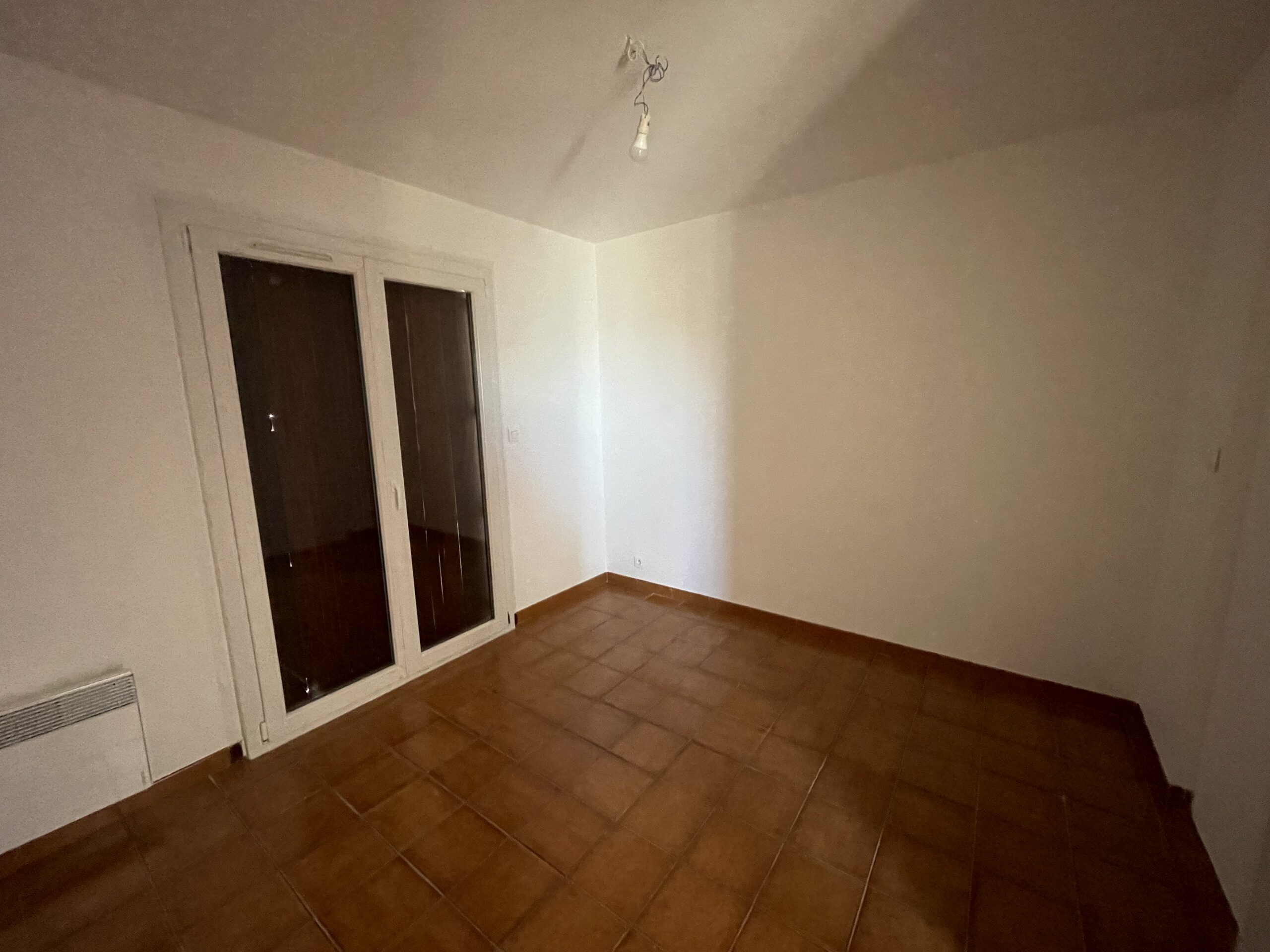 Avant après Décoration chambre parentale style bohème chic matière naturelle et vert sauge