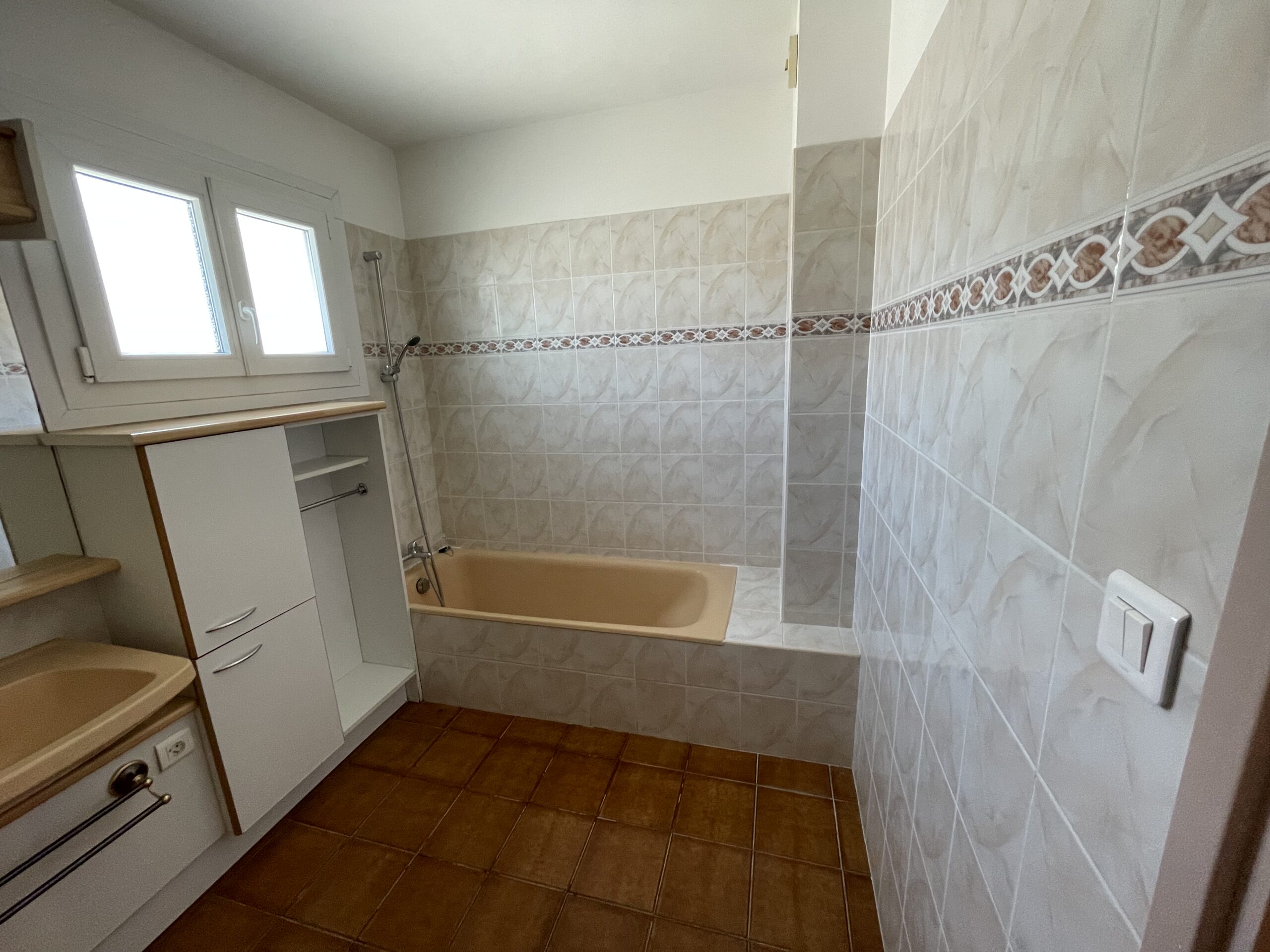 avant après rénovation salle de bain carrelage Zellige vert clair toulon Var