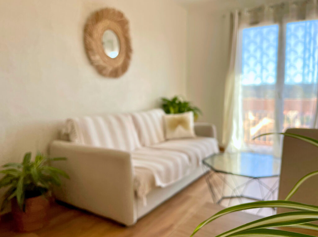 Rénovation décoration appartemebt T3 cosy Sud de la France décoratrive Var