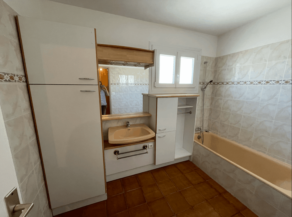 Salle de bain avant travaux de rénovation dans le Var prestation décoration