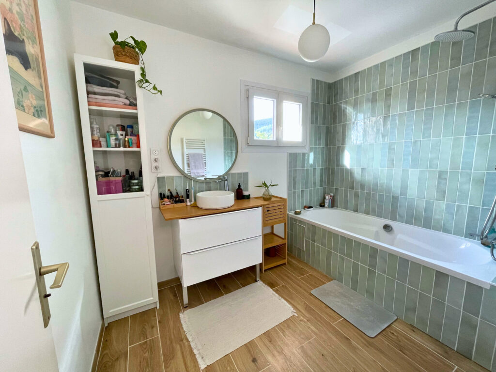 Avant après travaux salle de bain d'un appartement T3 suite à une rénovation