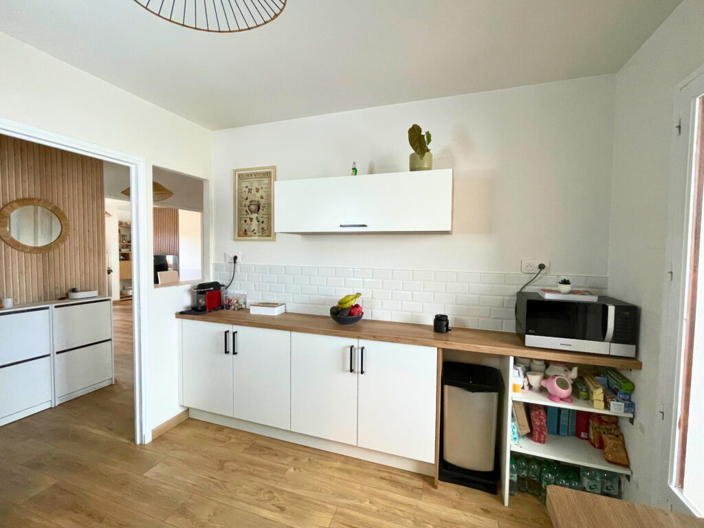 cuisine rénovée et décorée par une décoratrice de Toulon et environs style carreaux de métro et parquet