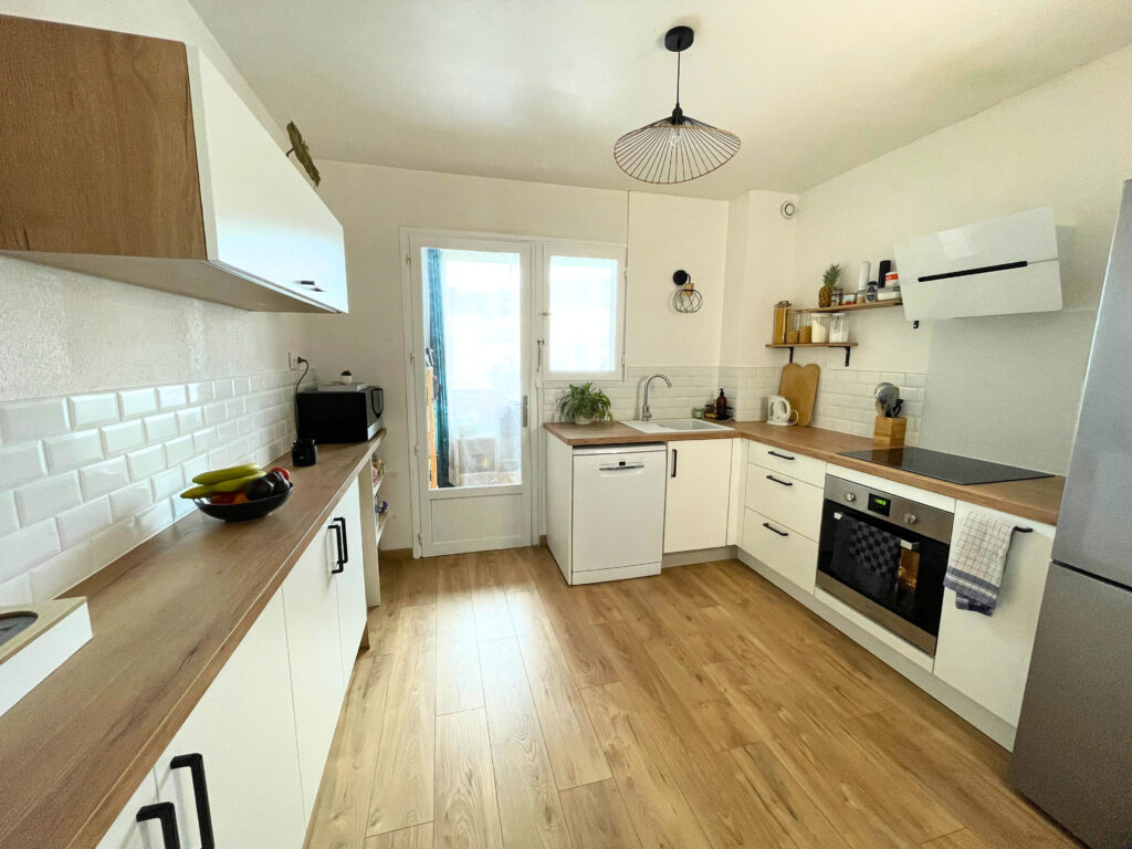 Rénovation d'une cuisine, optimisation d'espace carreaux métro blancs, avant après travaux, décoratrice Var