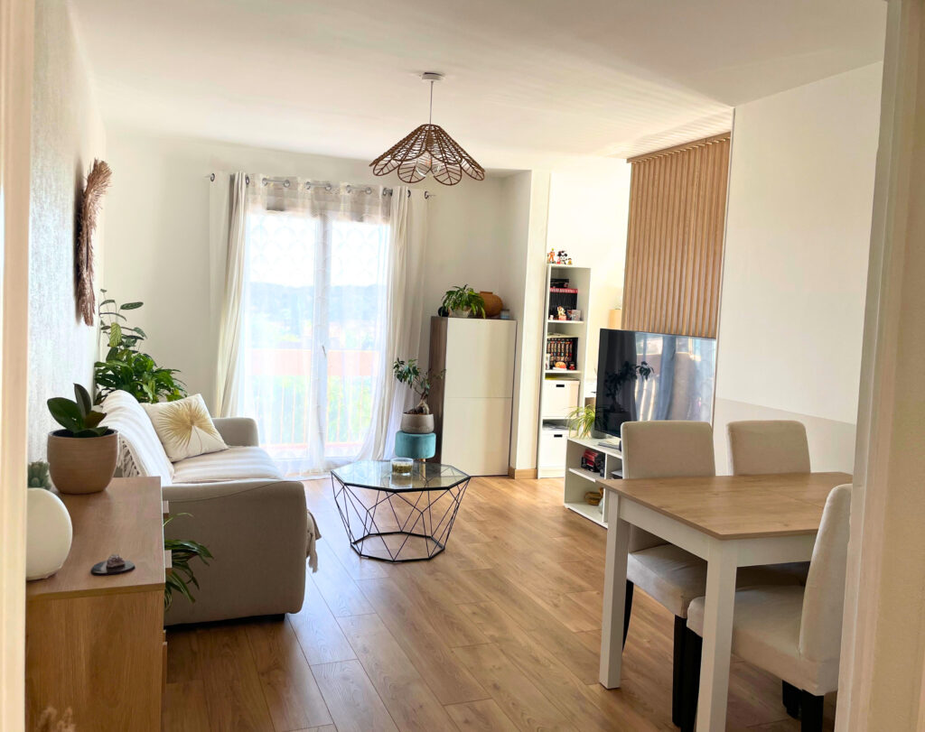 Rénovation d'un salon dans un appartement du Sud de la France, ambiance chaleureuse, parquet au sol, tasseaux bois et matières naturelles