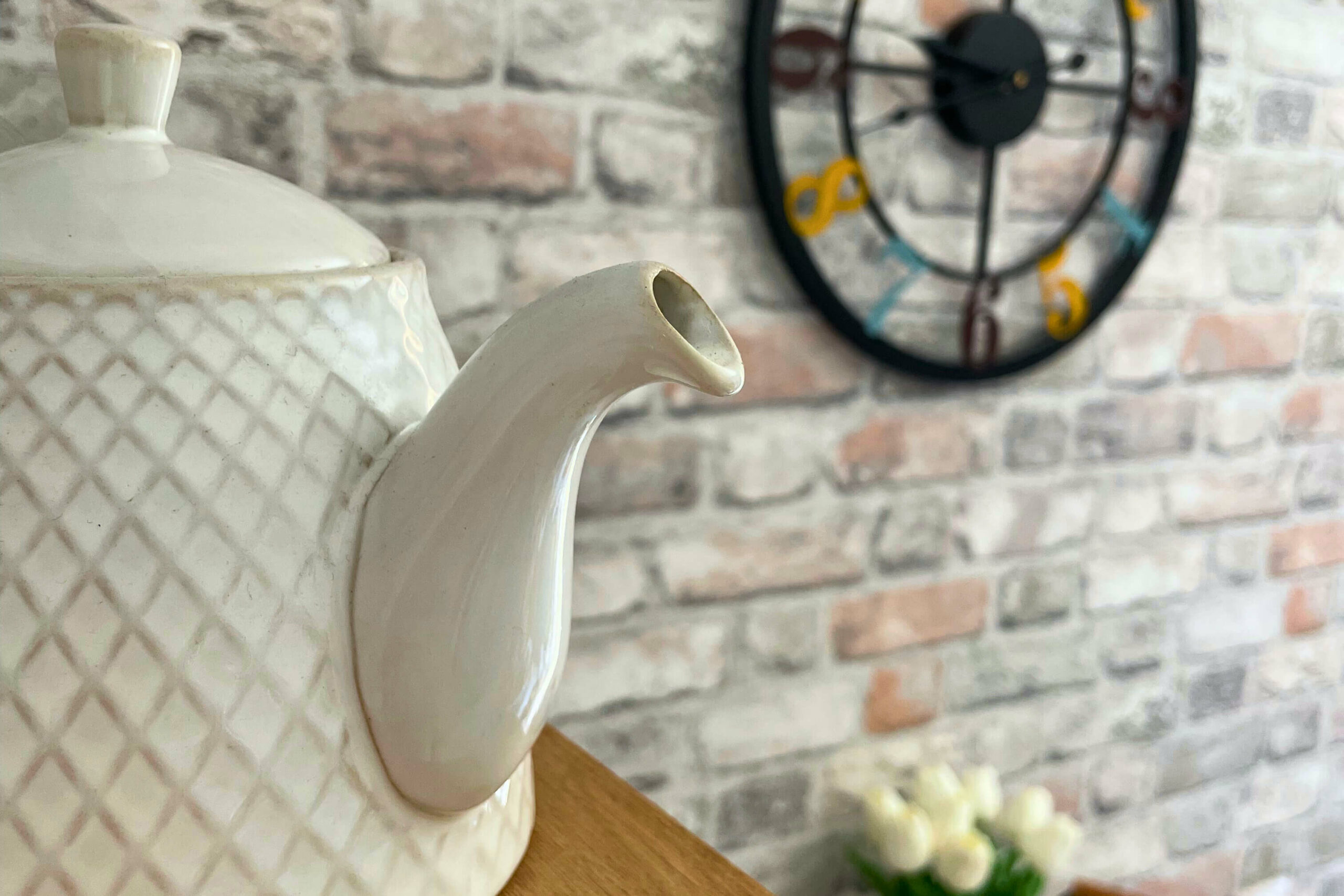 Détail décoration cuisine au charme ancien avec des meubles modernes