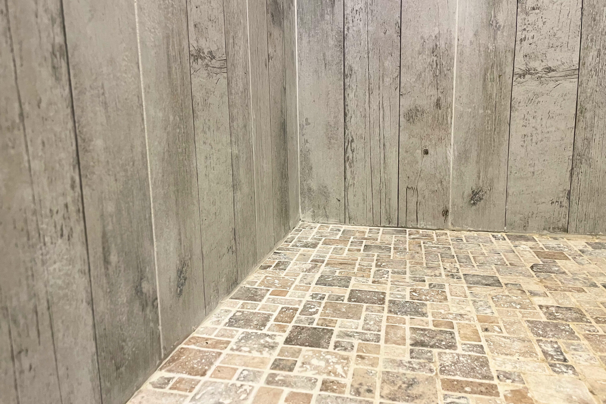 Rénovation salle de bain carrelage travertin