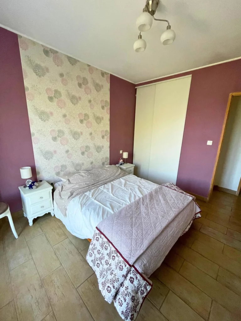 Ambiance d'une chambre sombre avant décoration.