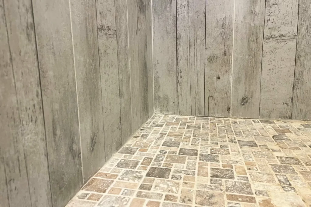 Décoration salle de bain carrelage travertin