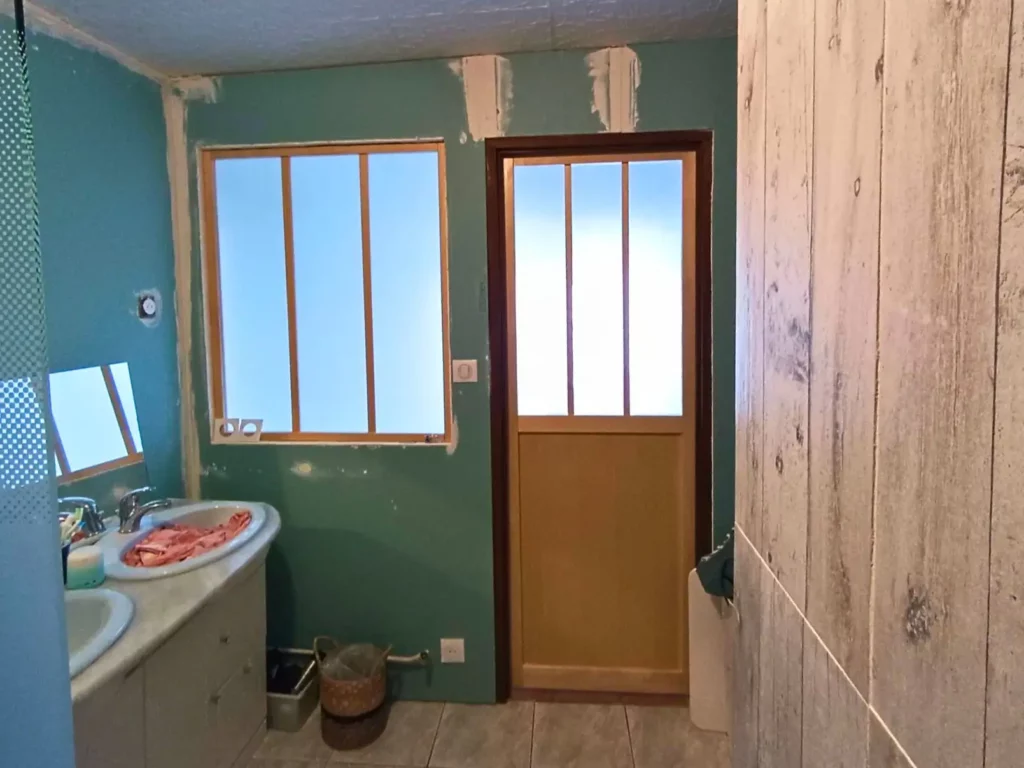 Travaux salle de bain en cours, installation verrière, placo